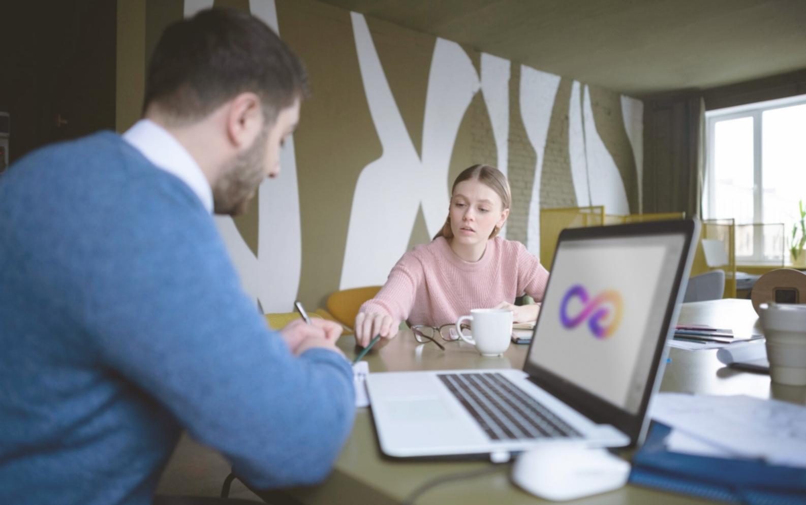 Finanzexperte erklärt Konzepte während einer Schulungssession
